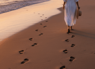 Frau spaziert am Strand